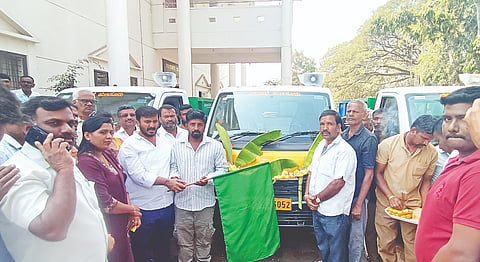   ಹುಣಸೂರು ನಗರಸಭೆ ಖರೀದಿಸಿದ್ದ ಆಟೋ ಟಿಪ್ಪರ್ ಮತ್ತು ಮಿನಿ ಹಿಟಾಚಿಯನ್ನು ಶಾಸಕ ಜಿ.ಡಿ.ಹರೀಶ್‌ಗೌಡ ಹಸಿರು ನಿಶಾನೆ ತೋರುವ ಮೂಲಕ ಸಾರ್ವಜನಿಕ ಸೇವೆಗೆ ನೀಡಿದರು. ಪೌರಾಯುಕ್ತೆ ಕೆ.ಮಾನಸ, ಪರಿಸರ ಇಂಜಿನಿಯರ್ ಸೌಮ್ಯ, ಬಸವಲಿಂಗಯ್ಯ, ಸತೀಶ್ ಪಾಪಣ್ಣ, ಇತರರು ಇದ್ದರು.