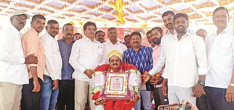 ಹುಣಸೂರು ತಾಲೂಕು ವಿನೋಬಾ ಕಾಲನಿಯಲ್ಲಿ ನಡೆದ ಸಮಾರಂಭದಲ್ಲಿ ರಾಜ್ಯ ಬೋವಿ ನಿಗಮದ ಅಧ್ಯಕ್ಷ ಎಂ.ರಾಮಪ್ಪ ಅವರನ್ನು ಗ್ರಾಮಸ್ಥರು ಅಭಿನಂದಿಸಿದರು. ಎಚ್.ಪಿ.ಮಂಜುನಾಥ್, ಸೀತಾರಾಮ, ರಾಮಯ್ಯ, ಚೆನ್ನವೀರಯ್ಯ ಮತ್ತಿತರರಿದ್ದರು.