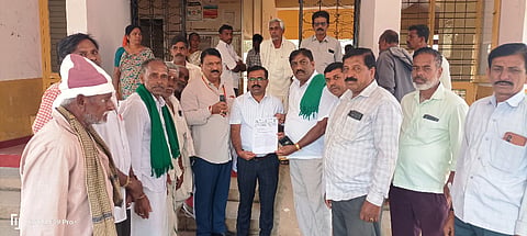 ಹುಣಸೂರು ನಗರದ ತಾಲೂಕು ಕಚೇರಿ ಮುಂಭಾಗ ರೈತಸಂಘದ ಸದಸ್ಯರು ವಿವಿಧ ಬೇಡಿಕೆಗಳ ಈಡೇರಿಕೆಗೆ ಆಗ್ರಹಿಸಿ ಪ್ರತಿಭಟನೆ ನಡೆಸಿ ಎಸಿ ಕಚೇರಿಯ ತಹಸೀಲ್ದಾರ್ ಯದುಗಿರೀಶ್ ಅವರಿಗೆ ಮನವಿ ಸಲ್ಲಿಸಿದರು. ಮೋದೂರು ಮಹೇಶ್, ಕೃಷ್ಣೇಗೌಡ, ಚಂದ್ರಪ್ಪ, ಶಿವನಂಜಪ್ಪ, ರಾಮೇಗೌಡ ಇತರರಿದ್ದರು.