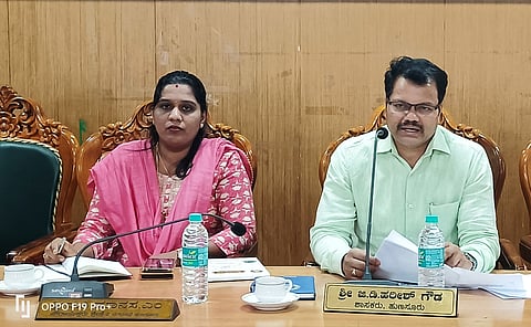 ಹುಣಸೂರು ನಗರಸಭೆ ಸಭಾಂಗಣದಲ್ಲಿ ಆಯೋಜಿಸಿದ್ದ ಸಭೆಯಲ್ಲಿ ತಹಸೀಲ್ದಾರ್ ಜೆ.ಮಂಜುನಾಥ್ ಮಾತನಾಡಿದರು. ಪೌರಾಯುಕ್ತೆ ಕೆ.ಮಾನಸ ಇದ್ದಾರೆ.