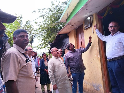  ಹುಣಸೂರು ತಾಲೂಕು ಬಿಲ್ಲೇನಹೊಸಳ್ಳಿ ಹಾಡಿಯಲ್ಲಿ ಸೌರಶಕ್ತಿ ಮತ್ತು ಜೈವಿಕ ಇಂಧನಗಳ ಬಳಕೆಯೊಂದಿಗೆ ಸ್ಥಾಪಿಸಿರುವ ಮೈಕ್ರೋಗ್ರಿಡ್ ಮೂಲಕ ಬಲ್ಬ್ ಉರಿಯುತ್ತಿರುವುದನ್ನು ಜೈವಿಕ ಇಂಧನಗಳ ಅಭಿವೃದ್ಧಿ ಮಂಡಳಿ ಅಧ್ಯಕ್ಷ ಎಸ್.ಇ.ಸುಧೀಂದ್ರ ವೀಕ್ಷಿಸಿದರು. ಶ್ಯಾಂಸುಂದರ್, ಇಒ ಕೆ.ಹೊಂಗಯ್ಯ ಇತರರಿದ್ದಾರೆ.