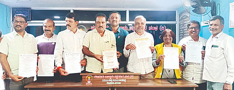 ಹುಣಸೂರು ನಗರದಲ್ಲಿ ಶುಕ್ರವಾರ ಆಯೋಜನೆಗೊಂಡಿರುವ ಮೆಗಾ ಆರೋಗ್ಯ ಉಚಿತ ತಪಾಸಣಾ ಶಿಬಿರದ ಕರಪತ್ರಗಳನ್ನು ಗಣ್ಯರು ಬಿಡುಗಡೆಗೊಳಿಸಿದರು. ಗಣೇಶ್ ಕುಮಾರಸ್ವಾಮಿ, ಕಾಂತರಾಜು, ಪ್ರಮಿಳಾ, ಸುರೇಶ್, ಬಿಳಿಕೆರೆ ಪ್ರಸನ್ನ ಇತರರಿದ್ದಾರೆ.