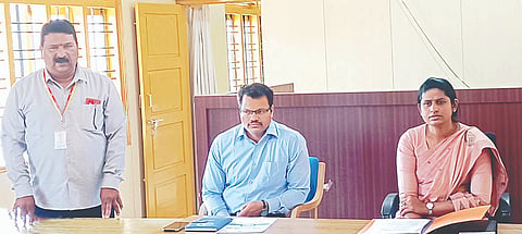  ಹುಣಸೂರು ನಗರದ ಉಪವಿಭಾಗಾಧಿಕಾರಿ ಕಚೇರಿ ಸಭಾಂಗಣದಲ್ಲಿ ಆಯೋಜಿಸಿದ್ದ ಸಭೆಯಲ್ಲಿ ಶಿರಸ್ತೇದಾರ್ ಶ್ರೀಪಾದ್ ನಲವತ್‌ವಾಡಕರ್ ಸಭೆಗೆ ಮಾಹಿತಿ ನೀಡಿದರು. ತಹಸೀಲ್ದಾರ್ ಜೆ.ಮಂಜುನಾಥ್ ಇದ್ದಾರೆ.