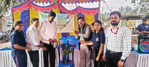 ತಾಲೂಕಿನ ಕರಿಮುದ್ದನಹಳ್ಳಿ ಗ್ರಾಮದಲ್ಲಿ ಮೈಸೂರಿನ ವಿದ್ಯಾವರ್ಧಕ ಕಾಲೇಜು ಆಫ್ ಇಂಜಿನಿಯರಿಂಗ್ ಮತ್ತು ರಾಷ್ಟ್ರೀಯ ಸೇವಾ ಯೋಜನೆ ವತಿಯಿಂದ ಏರ್ಪಡಿಸಿದ್ದ ವಾರ್ಷಿಕ ವಿಶೇಷ ಶಿಬಿರವನ್ನು ಗ್ರಾ.ಪಂ.ಸದಸ್ಯ ಜಿ.ಮಹದೇವ್ ಉದ್ಘಾಟಿಸಿದರು. ಡಾ.ಬಾಬು ರಾಜೇಂದ್ರ ಪ್ರಸಾದ್, ಪ್ರಭಾಕರ್, ಜಿ.ವಿ.ಸೌಮ್ಯ, ಡಾ.ಕಿರಣ್‌ಕುಮಾರ್ ಇತರರಿದ್ದಾರೆ.