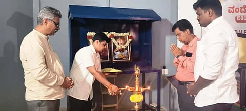 ಹುಣಸೂರು ನಗರದ ಶಾಸ್ತ್ರಿ ಪದವಿಪೂರ್ವ ಕಾಲೇಜಿನಲ್ಲಿ ಆಯೋಜಿಸಿದ್ದ ಕಾರ್ಕ್ರಮವನ್ನು ಗಣ್ಯರು ಉದ್ಘಾಟಿಸಿದರು. ಪ್ರಾಂಶುಪಾಲ ಎಂ.ಎಲ್.ರವಿಶಂಕರ್, ಎಸ್.ರಾಧಾಕೃಷ್ಣ, ಗೋಪಿ ರಂಗಸ್ವಾಮಿ, ಶ್ರೀವತ್ಸ ಇದ್ದರು.