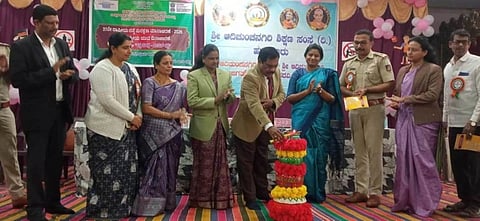 ಹುಣಸೂರು ನಗರದ ಬಿಜಿಎಸ್ ಪಿಯು ಕಾಲೇಜಿನಲ್ಲಿ ಆಯೋಜಿಸಿದ್ದ 37ನೇ ರಾಷ್ಟ್ರೀಯ ರಸ್ತೆ ಸುರಕ್ಷತಾ ಮಾಸಾಚರಣೆ ಕಾರ್ಯಕ್ರಮವನ್ನು ನ್ಯಾಯಾಧೀಶ ಟಿ.ಗೋವಿಂದಯ್ಯ ಉದ್ಘಾಟಿಸಿದರು. ನ್ಯಾಯಾಧೀಶೆ ನಮ್ರತಾ ಎಸ್.ಹೊಸಮಠ್, ಎಪಿಪಿ ಪಾರ್ವತಿ, ಎಸಿ ಕೆ.ವಿ.ಕಾವ್ಯರಾಣಿ, ಪ್ರಾಂಶುಪಾಲೆ ಕುಮುದಾ ಇತರರಿದ್ದಾರೆ.