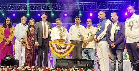 ಹುಣಸೂರಿನಲ್ಲಿ ನಡೆದ ನ್ಯೂ ಕೇಂಬ್ರಿಡ್ಜ್ ಪಬ್ಲಿಕ್ ಸ್ಕೂಲ್‌ನ ವಾರ್ಷಿಕೋತ್ಸವವನ್ನು ಶಾಸಕ ಹರೀಶ್‌ಗೌಡ ಉದ್ಘಾಟಿಸಿದರು. ಸಂಸ್ಥಾಪಕ ಸಿದ್ದರಾಮಯ್ಯ, ಅಂಶಿಪ್ರಸನ್ನಕುಮಾರ್, ನಾರಾಯಣ್ ಮತ್ತಿತರ ಇದ್ದರು.