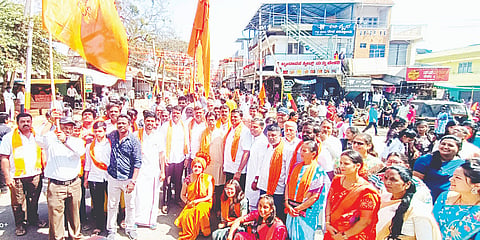 ಹುಣಸೂರು ನಗರದಲ್ಲಿ ಹಿಂದೂ ಸಮಾಜೋತ್ಸವ ಸಮಿತಿ ವತಿಯಿಂದ ಆಯೋಜಿಸಿದ್ದ ಬೃಹತ್ ಶೋಭಾಯಾತ್ರೆಯಲ್ಲಿ ಹಿಂದೂ ಮುಖಂಡರು ಮತ್ತುನಾಗರಿಕರು ಪಾಲ್ಗೊಂಡಿದ್ದರು. ಎಸ್.ರಾಧಾಕೃಷ್ಣ, ಉಮೇಶ್, ಸತ್ಯಪ್ಪ, ದೇವರಳ್ಳಿ ಸೋಮಶೇಖರ್, ಗಣೇಶ್ ಕುಮಾರಸ್ವಾಮಿ ಇತರರಿದ್ದರು. 22ಊಓ2: ಮೆರವಣಿಗೆಯಲ್ಲಿ ಆಸ್ಪತ್ರೆ ಕಾವಲ್ ಗ್ರಾಮದವರಿಂದ ಗೆಜ್ಜೆಕುಣಿತ.
