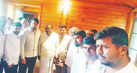 ಕೇಂದ್ರ ಸಚಿವರಾದ ಎಚ್.ಡಿ.ಕುಮಾರಸ್ವಾಮಿ ಅವರನ್ನು ಹಿರೀಕ್ಯಾತನಹಳ್ಳಿ ಗ್ರಾಮಸ್ಥರು ಮಹದೇಶ್ವರ ದೇವಸ್ಥಾನ ಉದ್ಘಾಟನೆಗೆ ಆಹ್ವಾನಿಸಿದರು. ಶಾಸಕ ಜಿ.ಡಿ.ಹರೀಶ್‌ಗೌಡ, ಮುಖಂಡರಾದ ಜಗದೀಶ್, ಸ್ವಾಮಿಗೌಡ, ಉದಯ್‌ಕುಮಾರ್ ಇತರರಿದ್ದರು.