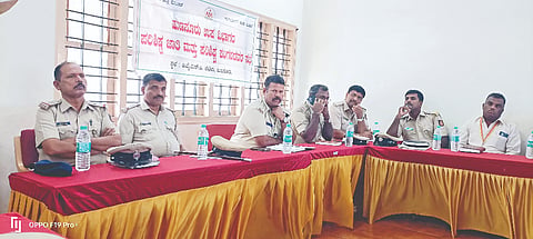 ಹುಣಸೂರು ನಗರದ ಡಿವೈಎಸ್‌ಪಿ ಕಚೇರಿಯಲ್ಲಿ ಆಯೋಜಿಸಿದ್ದ ಎಸ್ಸಿ ಎಸ್ಟಿ ಸಭೆಯಲ್ಲಿ ಡಿವೈಎಸ್‌ಪಿ ರವಿ ಮುಖಂಡರಿಂದ ಸಮಸ್ಯೆಗಳನ್ನು ಆಲಿಸಿದರು. ಇನ್ಸ್‌ಪೆಕ್ಟರ್‌ಗಳಾದ ಮುನಿಯಪ್ಪ, ಧರ್ಮರಾಜ್, ಗೋವಿಂದರಾಜು, ಚಿಕ್ಕನಾಯಕ, ಗಂಗಾಧರ್ ಇತರರಿದ್ದರು.