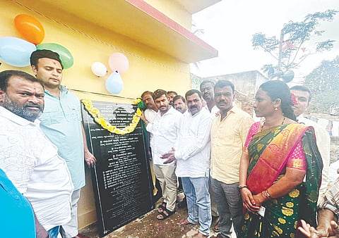 ಹುಣಸೂರು ತಾಲೂಕು ಸಿಂಗರಮಾರನಹಳ್ಳಿಯ ನೂತನ ಗ್ರಾ.ಪಂ.ಕಟ್ಟಡವನ್ನು ಸಂಸದ ಯದುವೀರ್ ಕೃಷ್ಣದತ್ತ ಚಾಮರಾಜ ಒಡೆಯರ್ ಉದ್ಘಾಟಿಸಿದರು. ಶಾಸಕ ಜಿ.ಡಿ.ಹರೀಶ್‌ಗೌಡ, ಗ್ರಾ.ಪಂ.ಅಧ್ಯಕ್ಷ ದೇವರಾಜ್, ಸತೀಶ್ ಪಾಪಣ್ಣ ಇತರರಿದ್ದಾರೆ.