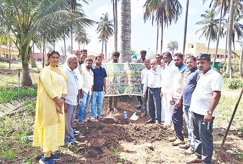  ಹುಣಸೂರು ತಾಲೂಕು ಗದ್ದಿಗೆಯಲ್ಲಿ ಆಯೋಜಿಸಿದ್ದ ತೆಂಗುಬೆಳೆ ಬೇಸಾಯದ ಕುರಿತು ವಿಚಾರ ಸಂಕಿರಣ ಆಯೋಜಿಸಲಾಗಿತ್ತು. ಡಾ.ನಾಗರಾಜ್, ಡಾ.ಮುತ್ತುರಾಜ್, ಡಾ.ಸಿದ್ದಪ್ಪ, ಮಹದೇವ್, ಅಧಿಕಾರಿಗಳು, ಪ್ರಗತಿಪರ ರೈತರು ಇದ್ದರು.