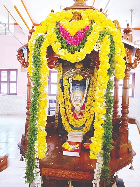  ಹುಣಸೂರು ರಾಘವೇಂದ್ರಸ್ವಾಮಿ ಮಠದಲ್ಲಿ ಮಧ್ವನವಮಿ ಅಂಗವಾಗಿ ಶ್ರೀ ಮಧ್ವಾಚಾರ್ಯರ ರಥೋತ್ಸವ ನೆರವೇರಿತು.