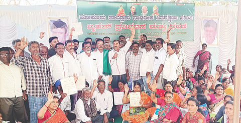 ಹುಣಸೂರು ನಗರಸಭೆ ಕಚೇರಿ ಮುಂಭಾಗ ತಾಲೂಕು ನಾಗರಿಕ ಹಿತರಕ್ಷಣಾ ಸಮಿತಿ ವತಿಯಿಂದ ಆಯೋಜಿಸಿದ್ದ ಪ್ರತಿಭಟನೆಯಲ್ಲಿ ಅಹಿಂದ ರೈತಸಂಘದ ರಾಜ್ಯಾಧ್ಯಕ್ಷ ಸೋಮನಹಳ್ಳಿ ಶಿವಶೇಖರ್ ಮಾತನಾಡಿದರು. ಸಮಿತಿ ಅಧ್ಯಕ್ಷ ಸ್ವಾಮಿಗೌಡ, ಉಪಾಧ್ಯಕ್ಷ ಇಂಟೆಕ್ ರಾಜು, ಕೆ.ಎಸ್.ಶ್ರೀನಿವಾಸ್ ಇತರರಿದ್ದಾರೆ.