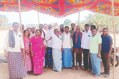 ಹುಣಸೂರು ತಾಲೂಕು ಗೆರಸನಹಳ್ಳಿಯಲ್ಲಿ ಸರ್ವೀಸ್ ರಸ್ತೆಗೆ ಆಗ್ರಹಿಸಿ ರೈತರು ಪ್ರತಿಭಟನೆ ನಡೆಸಿದರು. ರಮೇಶ್, ಶಿವಶಂಕರ್, ವಿಶಾಲಾಕ್ಷಮ್ಮ, ಪುಟ್ಟಮ್ಮ, ಕೆ.ಬಿ.ದೇವರಾಜ್ ಇತರರಿದ್ದಾರೆ.