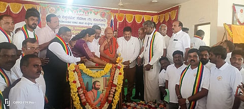 ಹುಣಸೂರಿನ ಅಂಬೇಡ್ಕರ್ ಭವನದಲ್ಲಿ ಆಯೋಜಿಸಿದ್ದ ಅಮರಶಿಲ್ಪಿ ಜಕಣಾಚಾರಿ ಸಂಸ್ಮರಣೋತ್ಸವ ಕಾರ್ಯಕ್ರಮವನ್ನು ಗಣ್ಯರು ಉದ್ಘಾಟಿಸಿದರು. ಶ್ರೀ ಸುಜ್ಞಾನತೀರ್ಥ ಸ್ವಾಮೀಜಿ, ಎಚ್.ಪಿ.ಮಂಜುನಾಥ್, ಕೆ.ಎನ್.ಕುಮಾರ್, ಪವಿತ್ರಾ ಆಚಾರ್, ಕೆಂಡಗಣ್ಣ ವಿಶ್ವಕರ್ಮ, ಚಂದ್ರಶೇಖರ್ ಇತರರಿದ್ದರು.