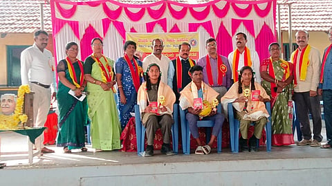 ಹುಣಸೂರು ತಾಲೂಕು ಕಟ್ಟೆಮಳಲವಾಡಿ ಸರ್ಕಾರಿ ಹಿರಿಯ ಪ್ರಾಥಮಿಕ ಶಾಲೆಯಲ್ಲಿ ಆಯೋಜಿಸಿದ್ದ ಕುವೆಂಪು ಜಯಂತಿ ಸಮಾರಂಭದಲ್ಲಿ ಕ್ರೀಡೆಯಲ್ಲಿ ಸಾಧನೆಗೈದ ವಿದ್ಯಾರ್ಥಿಗಳನ್ನು ಸನ್ಮಾನಿಸಲಾಯಿತು. ಬಿಇಒ ಎಸ್.ಪಿ.ಮಹದೇವ, ಕಸಾಪ ಅಧ್ಯಕ್ಷ ಎಚ್.ಮಹದೇವ್, ಜಗದೀಶ್, ವಾಸುಕಿ, ಯೋಗೀಶ್, ನಾಗವೇಣಿ, ಪದ್ಮಾ ಇತರರಿದ್ದಾರೆ.