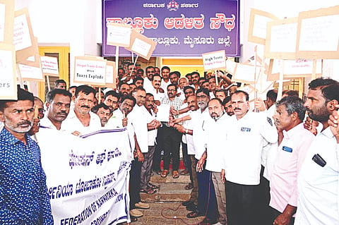 ಹುಣಸೂರು ನಗರದಲ್ಲಿ ರಾಜ್ಯ ವರ್ಜೀನಿಯಾ ತಂಬಾಕು ಬೆಳೆಗಾರರ ಒಕ್ಕೂಟದ ಸದಸ್ಯರು ತಂಬಾಕು ಉತ್ಪನ್ನಗಳ ಬೆಲೆಏರಿಕೆಯನ್ನು ಖಂಡಿಸಿ ಪ್ರತಿಭಟನ ನಡೆಸಿ ತಹಸೀಲ್ದಾರ್‌ರಿಗೆ ಮನವಿ ಸಲ್ಲಿಸಿದರು. ನಿಲುವಾಗಿಲು ಪ್ರಭಾಕರ್, ತಟ್ಟೆಕೆರೆ ಶ್ರೀನಿವಾಸ್, ನಂಜುಂಡೇಗೌಡ, ಲೋಕೇಶ್, ಬಸವರಾಜು, ಪ್ರವೀಣ್, ಶ್ರೀಶೈಲ ಇತರರಿದ್ದಾರೆ.  