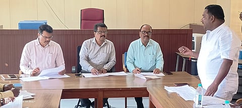  ಹುಣಸೂರು ನಗರದ ಉಪ ವಿಭಾಗಾಧಿಕಾರಿ ಕಚೇರಿ ಸಭಾಂಗಣದಲ್ಲಿ ಆಯೋಜಿಸಿದ್ದ ಸಭೆಯಲ್ಲಿ ಸದಸ್ಯ ಲಕ್ಷ್ಮಣ್ ಮಾತನಾಡಿದರು. ಎಸಿ ಮಂಜುನಾಥ್, ತಹಸೀಲ್ದಾರ್ ಜೆ.ಮಂಜುನಾಥ್, ಇಒ ಕೆ.ಹೊಂಗಯ್ಯ ಇದ್ದರು.