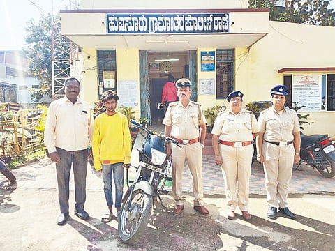 ಹುಣಸೂರು ತಾಲೂಕು ತಟ್ಟೆಕೆರೆ ಗ್ರಾಮದಲ್ಲಿ ವ್ಹೀಲಿಂಗ್ ಮಾಡಿ ಸಿಕ್ಕುಬಿದ್ದ ಯುವಕನ ಮೇಲೆ ಪೊಲೀಸರು ಪ್ರಕರಣ ದಾಖಲಿಸಿದರು. ಇನ್ ಸ್ಪೆೆಕ್ಟರ್ ಮುನಿಯಪ್ಪ, ದಿನೇಶ್ ಇತರ ಸಿಬ್ಬಂದಿ ಇದ್ದಾರೆ.    