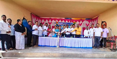 9ಊಓ1:  ಹುಣಸೂರು ತಾಲೂಕು ಮುಳ್ಳೂರು ಸರ್ಕಾರಿ ಹಿರಿಯ ಪ್ರಾಥಮಿಕ ಶಾಲೆಯಲ್ಲಿ ಆಯೋಜಿಸಿದ್ದ ಕಲಿಕಾ ಹಬ್ಬ ಕಾರ್ಯಕ್ರಮವನ್ನು ಗ್ರಾ.ಪಂ.ಅಧ್ಯಕ್ಷೆ ದಿವ್ಯಾ ಅಶೋಕ್ ಉದ್ಘಾಟಿಸಿದರು. ಮುಖ್ಯಶಿಕ್ಷಕ ಮೋಹನ್ ಕುಮಾರ್, ಚೆನ್ನವೀರಪ್ಪ, ಶೋಭಾ ಬಸವರಾಜು, ಗಿರಿಜಾಂಬಿಕಾ, ಜೆ.ಜಗದೀಶ್ ಇದ್ದರು.   