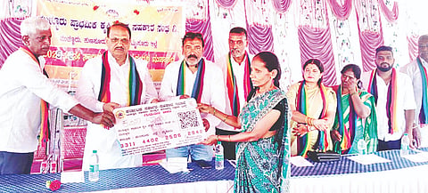 ಹುಣಸೂರು ತಾಲೂಕು ಮುಳ್ಳೂರು ಪ್ರಾಥಮಿಕ ಕೃಷಿ ಪತ್ತಿನ ಸಹಕಾರ ಸಂಘದ ಸದಸ್ಯರಿಗೆ ಯಶಸ್ವಿನಿ ಆರೋಗ್ಯ ಕಾರ್ಡ್ ವಿತರಿಸಲಾಯಿತು. ಜಿಲ್ಲಾ ಸಹಕಾರ ಬ್ಯಾಂಕ್ ಅಧ್ಯಕ್ಷ ದೊಡ್ಡ ಸೋಮೇಗೌಡ, ಎಚ್.ಪಿ.ಅಮರನಾಥ್, ಪರಮೇಶ್, ಸುನೀಲ್ ಇತರರಿದ್ದರು.
