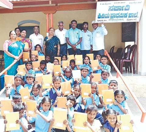 ಹುಣಸೂರು ತಾಲೂಕು ಮಾಚಬಾಯನಹಳ್ಳಿಯಲ್ಲಿ ಗ್ರಾಮದ ಮುಖಂಡ ಈರಪ್ಪನಾಯಕ ಕುಟುಂಬದವರು ವಿದ್ಯಾರ್ಥಿಗಳಿಗೆ ಉಚಿತವಾಗಿ ನೋಟ್‌ಬುಕ್ ಕಲಿಕಾ ಸಾಮಗ್ರಿಗಳನ್ನು ವಿತರಿಸಿದರು. ಈರಪ್ಪನಾಯಕ, ವಸಂತಕುಮಾರ, ಸ್ವಾಮಿ ಇತರರಿದ್ದಾರೆ.