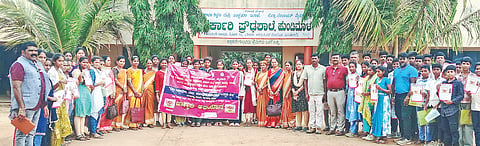  ಹುಣಸೂರು ತಾಲೂಕು ಹುಂಡಿಮಾಳ ಗ್ರಾಮದ ಶಾಲೆಯಲ್ಲಿ ಬೇಟಿ ಬಚಾವೋ ಬೇಟಿ ಪಡಾವೋ ಅರಿವು ಕಾರ್ಯಕ್ರಮದಲ್ಲಿ ಗಣ್ಯರು ಮತ್ತು ವಿದ್ಯಾರ್ಥಿಗಳು ಪಾಲ್ಗೊಂಡಿದ್ದರು. ಸೋಮಯ್ಯ, ರವಿ, ಶೇಖರ್, ದೇವಕಿ, ಜಯಶ್ರೀ ಅಂಗಡಿ ಇತರರಿದ್ದರು.