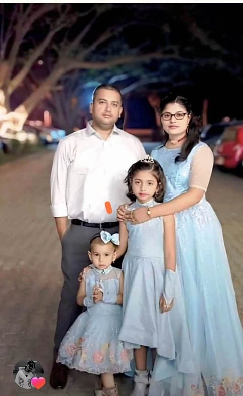 ಹುಣಸೂರು ನಗರದ ನ್ಯೂ ಮಾರುತಿ ಬಡಾವಣೆಯಲ್ಲಿ ಆತ್ಮಹತ್ಯೆಗೆ ಶರಣಾದ ಹರೀಶ್=  ಹರೀಶ್ ಕುಟುಂಬ.
