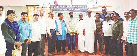 ಹುಣಸೂರು ನಗರದ ಡೀಡ್ ಸಂಸ್ಥೆಯಲ್ಲಿ ಗುರುವಾರ ಆಯೋಜಿಸಿದ್ದ ತರಬೇತಿ ಕಾರ್ಯಾಗಾರದಲ್ಲಿ ವೆಲ್ಫೇರ್ ಪಾರ್ಟಿ ಆಫ್ ಇಂಡಿಯಾ ರಾಜ್ಯ ಘಟಕದ ಅಧ್ಯಕ್ಷ ತಾಹೀರ್ ಹುಸೇನ್, ಮುಖಂಡರಾದ ಡಾ.ಎಸ್.ಶ್ರೀಕಾಂತ್, ಹರಿಹರ ಆನಂದಸ್ವಾಮಿ, ವಿಠಲ್ ನಾಣಾಚ್ಚಿ, ಪ್ರೊ.ಎಚ್.ಆರ್.ಸಿದ್ದೇಗೌಡ, ಬಾಲಕೃಷ್ಣ ಇತರರು ಇದ್ದರು. 