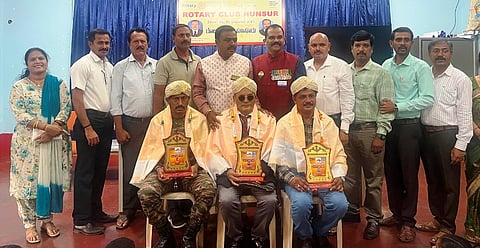 ಹುಣಸೂರು ನಗರದ ರೋಟರಿ ಭವನದಲ್ಲಿ ಆಯೋಜಿಸಿದ್ದ ಕಾರ್ಗಿಲ್ ವಿಜಯ್‌ದಿನಾಚರಣೆ ಸಮಾರಂಭದಲ್ಲಿ ನಿವೃತ್ತ ಯೋಧರನ್ನು ಗೌರವಿಸಲಾಯಿತು. ರೊ.ಶಾಮಣ್ಣ ಧರ್ಮಾಪುರ, ಲೂಯೀಸ್ ಪೆರೇರಾ, ಸ್ಮಿತಾ ದಯಾನಂದ್, ರಾಜಶೇಖರ್ ಇತರರಿದ್ದರು.