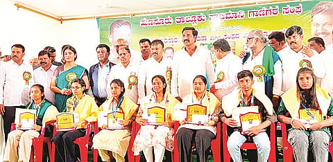 ಹುಣಸೂರು ನಗರದ ಅಂಬೇಡ್ಕರ್ ಭವನದಲ್ಲಿ ಆಯೋಜಿಸಿದ್ದ ಕಾರ್ಯಕ್ರಮದಲ್ಲಿ ಸಾಧಕ ವಿದ್ಯಾರ್ಥಿಗಳನ್ನು ಗಣ್ಯರು ಸನ್ಮಾನಿಸಿದರು. ಎಸ್.ಶರವಣ, ಇಂಟೆಕ್ ರಾಜು, ರಾಜಶೇಖರ್, ಉಮೇಶ್ ಇತರರಿದ್ದರು.