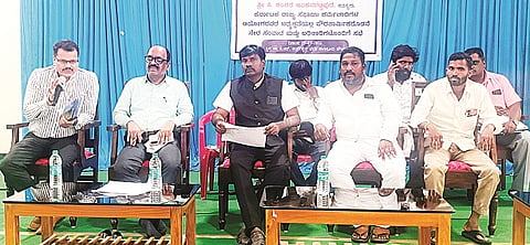 ಹುಣಸೂರು ನಗರದ ಅಂಬೇಡ್ಕರ್ ಭವನದಲ್ಲಿ ಆಯೋಜಿಸಿದ್ದ ಸಭೆಯಲ್ಲಿ ಸಿ.ಶಂಕರ್ ಅಧಿಕಾರಿಗಳಿಂದ ಮಾಹಿತಿ ಪಡೆದರು. ತಹಸೀಲ್ದಾರ್ ಜೆ.ಮಂಜುನಾಥ್, ಇಒ ಕೆ.ಹೊಂಗಯ್ಯ, ಕೆ.ಲಕ್ಷ್ಮಣ್ ಇತರರಿದ್ದರು.