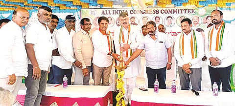  ಹುಣಸೂರು ನಗರದ ಕಾಂಗ್ರೆಸ್ ಕಚೇರಿಯಲ್ಲಿ ಆಯೋಜಿಸಿದ್ದ ಸಭೆಯನ್ನು ಎಐಸಿಸಿ ಉಸ್ತುವಾರಿ ರಾಜೇಶ್ ಠಾಕೂರ್ ಉದ್ಘಾಟಿಸಿದರು. ಮಾಜಿ ಶಾಸಕ ಎಚ್.ಪಿ.ಮಂಜುನಾಥ್, ಜಿಲ್ಲಾಧ್ಯಕ್ಷ ಡಾ.ಬಿ.ಜೆ.ವಿಜಯಕುಮಾರ್, ರವಿಪ್ರಸನ್ನ ಇತರರಿದ್ದರು.