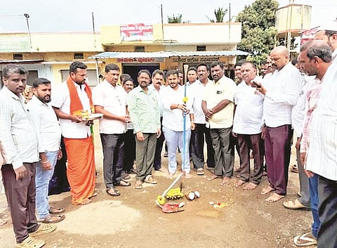 ಹುಣಸೂರಿನ ಎಪಿಎಂಸಿ ಆವರಣದಲ್ಲಿ ಕಾಂಕ್ರೀಟ್ ರಸ್ತೆ ಕಾಮಗಾರಿಗೆ ಶಾಸಕ ಜಿ.ಡಿ.ಹರೀಶ್‌ಗೌಡ ಭೂಮಿಪೂಜೆ ನೆರವೇರಿಸಿದರು.  ಮುದುಗನೂರು ಸುಭಾಷ್, ಎಚ್.ಪಿ.ಸತೀಶ್‌ಕುಮಾರ್, ಎಂ.ಬಿ.ಸುರೇಂದ್ರ, ಸತೀಶ್ ಪಾಪಣ್ಣ, ನಾಗೇಶ್ ಇತರರಿದ್ದರು.  