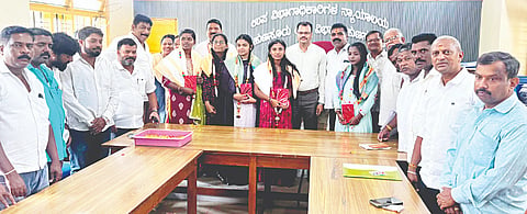 ಹುಣಸೂರು ನಗರದ ಉಪವಿಭಾಗಾಧಿಕಾರಿ ಕಚೇರಿ ಸಭಾಂಗಣದಲ್ಲಿ ಆಯೋಜಿಸಿದ್ದ ಹಡಪದ ಅಪ್ಪಣ್ಣ ಜಯಂತಿ ಸಮಾರಂಭದಲ್ಲಿ ಸವಿತಾ ಸಮಾಜದ ಸಾಧಕ ವಿದ್ಯಾರ್ಥಿಗಳಿಗೆ ಗಣ್ಯರು ಪ್ರತಿಭಾ ಪುರಸ್ಕಾರ ನೆರವೇರಿಸಿದರು. ತಹಸೀಲ್ದಾರ್ ಜೆ.ಮಂಜುನಾಥ್,ಗೌರೀಶ್, ಪುಷ್ಪ, ಶ್ರೀಪಾದ್ ನಾಲವತ್ತವಾಡಕರ್ ಇತರರಿದ್ದಾರೆ.
