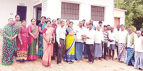 ಹಾರೋಹಳ್ಳಿಯಲ್ಲಿ ಹಾಲು ಉತ್ಪಾದಕರ ಸಹಕಾರ ಸಂಘದ ಕಟ್ಟಡ ನಿರ್ಮಾಣಕ್ಕೆ ಕ್ಷೇತ್ರ ಧರ್ಮಸ್ಥಳ ಗ್ರಾಮಾಭಿವೃದ್ಧಿ ಯೋಜನೆಯಿಂದ 2 ಲಕ್ಷ ರೂ.ಗಳ ಸಹಾಯಧನವನ್ನು ಯೋಜನಾಧಿಕಾರಿ ಶುಭಾದೇವಿ ವಿತರಿಸಿದರು. ಸಂಘದ ಅಧ್ಯಕ್ಷ ರಮೇಶ್, ಉಪಾಧ್ಯಕ್ಷ ವೆಂಕಟೇಶ್, ಮುಖಂಡರಾದ ರಾಘವೇಂದ್ರ, ವೆಂಟಕೇಶಗೌಡ, ಯೋಗೇಶ್ ಇತರರಿದ್ದಾರೆ.