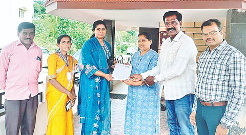 ಹುಣಸೂರು ನಗರದ 7ನೇ ವಾರ್ಡಿನಲ್ಲಿ ಉಪವಿಭಾಗಾಧಿಕಾರಿ ಕೆ.ವಿ.ಕಾವ್ಯರಾಣಿ ಎಸ್‌ಐಆರ್ ಪ್ರಕ್ರಿಯೆಯಲ್ಲಿ ಪಾಲ್ಗೊಂಡು ನಗರಸಭೆ ಮಾಜಿ ಅಧ್ಯಕ್ಷ ಎಸ್.ಶರವಣ ಅವರಿಗೆ ಎನ್ಯೂಮರೇಶನ್ ಫಾರ್ಮ್ ವಿತರಿಸಿದರು. ತಹಸೀಲ್ದಾರ್ ಜೆ.ಮಂಜುನಾಥ್, ಧನಲಕ್ಷ್ಮೀ ಇದ್ದರು. 