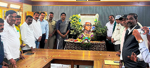 ಹುಣಸೂರಿನಲ್ಲಿ ಆಯೋಜಿಸಿದ್ದ ಡಾ.ಬಾಬು ಜಗಜೀವನರಾಮ್ ಅವರ 40ನೇ ಪುಣ್ಯಸ್ಮರಣೆಯಲ್ಲಿ ಉಪವಿಭಾಗಾಧಿಕಾರಿ ಕೆ.ವಿ.ಕಾವ್ಯರಾಣಿ, ತಹಸೀಲ್ದಾರ್ ಜೆ.ಮಂಜುನಾಥ್, ಡಿವೈಎಸ್‌ಪಿ ರವಿ, ರೈತಸಂಘದ ಜಿಲ್ಲಾಧ್ಯಕ್ಷ ಹೊಸೂರು ಕುಮಾರ್ ಇದ್ದರು.  