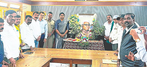 ಹುಣಸೂರಿನಲ್ಲಿ ಆಯೋಜಿಸಿದ್ದ ಡಾ.ಬಾಬು ಜಗಜೀವನರಾಮ್ ಅವರ 40ನೇ ಪುಣ್ಯಸ್ಮರಣೆಯಲ್ಲಿ ಉಪವಿಭಾಗಾಧಿಕಾರಿ ಕೆ.ವಿ.ಕಾವ್ಯರಾಣಿ, ತಹಸೀಲ್ದಾರ್ ಜೆ.ಮಂಜುನಾಥ್, ಡಿವೈಎಸ್‌ಪಿ ರವಿ, ರೈತಸಂಘದ ಜಿಲ್ಲಾಧ್ಯಕ್ಷ ಹೊಸೂರು ಕುಮಾರ್ ಇದ್ದರು. 
