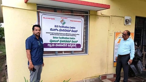 ಹುಣಸೂರು ತಾಲೂಕು ಬನ್ನಿಕುಪ್ಪೆ ಗ್ರಾಮದಲ್ಲಿ ತಾಪಂ ಇಒ ಕೆ.ಹೊಂಗಯ್ಯ ಎಸ್‌ಐಆರ್ ಸಹಾಯ ಕೇಂದ್ರಕ್ಕೆ ಚಾಲನೆ ನೀಡಿದರು. ಪಿಡಿಒ ರಾಘವೇಂದ್ರ ಪ್ರಸನ್ನ ಇದ್ದರು.