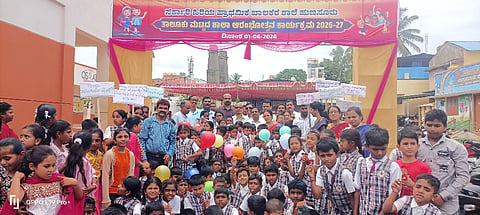 ಹುಣಸೂರು ನಗರದ ಬಾಲಕರ ಸರ್ಕಾರಿ ಹಿರಿಯ ಪ್ರಾಥಮಿಕಶಾಲೆಯಲ್ಲಿ ಶೈಕ್ಷಣಿಕ ವರ್ಷದ ಶಾಲಾ ಆರಂಭೋತ್ಸವ ಕಾರ್ಯಕ್ರಮದಲ್ಲಿ ಪುಟಾಣಿ ಮಕ್ಕಳಿಗೆ ಗುಲಾಬಿ ಹೂವು ನೀಡುವ ಮೂಲಕ ಸ್ವಾಗತ ಕೋರಲಾಯಿತು. ಬಿಇಒ ಕಾಳನಾಯಕ, ಬಿಆರ್‌ಸಿ ಹೇಮಲತಾ, ಎಚ್.ಎಸ್.ಸುರೇಶ್, ನರಸಿಂಹ, ಡಾ.ಮಾದುಪ್ರಸಾದ್ ಇತರರಿದ್ದರು. 