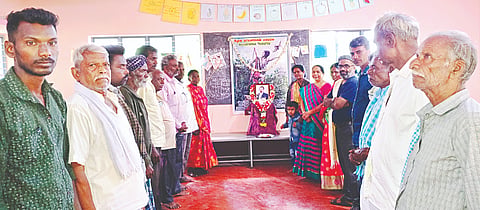 ಹುಣಸೂರು ನಗರದ ಡೀಡ್ ಸಂಸ್ಥೆಯಲ್ಲಿ ಆಯೋಜಿಸಿದ್ದ ನುಡಿನಮನ ಕಾರ್ಯಕ್ರಮದಲ್ಲಿ ಗಣ್ಯರು ಪಾಲ್ಗೊಂಡಿದ್ದರು. ಡಾ.ಎಸ್.ಶ್ರೀಕಾಂತ್, ವಿವೇಕಾನಂದ, ವಿಠಲ್ ನಾಣಾಚ್ಚಿ, ಹರ್ಷ ಇತರರಿದ್ದರು. 