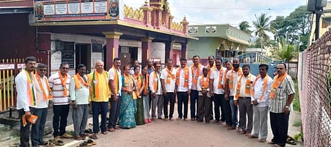 ನರೇಂದ್ರ ಮೋದಿ ಅವರು ಪ್ರಧಾನಿಯಾಗಿ 12 ವರ್ಷ ಪೂರೈಸಿದ ಹಿನ್ನೆಲೆಯಲ್ಲಿ ಹುಣಸೂರು ನಗರದಲ್ಲಿ ಬಿಜೆಪಿ ವತಿಯಿಂದ ವಿಶೇಷ ಪೂಜೆ ನೆರವೇರಿಸಲಾಯಿತು. ಕಾಂತರಾಜು, ಗಣೇಶ್ ಕುಮಾರಸ್ವಾಮಿ, ವೆಂಕಟಮ್ಮ, ಹನಗೋಡು ಮಂಜುನಾಥ್, ಸುರೇಶ್ ಇತರರಿದ್ದರು.