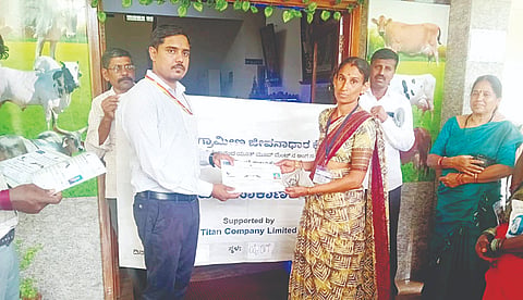 ಹುಣಸೂರು ತಾಲುಕು ಹೈರಿಗೆ ಗ್ರಾಮದಲ್ಲಿ ಆಯೋಜಿಸಿದ್ದ ತರಬೇತಿ ಕಾರ್ಯಕ್ರಮದಲ್ಲಿ ತರಬೇತಿ ಪಡೆದ ರೈತ ಮಹಿಳೆಯರಿಗೆ ವಿವೇಕ ಗ್ರಾಮೀಣ ಜೀವನಾಧಾರ ಕೇಂದ್ರದ ಸಹಾಯಕ ವ್ಯವಸ್ಥಾಪಕ ಕೆ.ರಾಜು ಪ್ರಮಾಣಪತ್ರ ವಿತರಿಸಿದರು. 