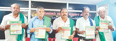 ಹುಣಸೂರು ನಗರದಲ್ಲಿ ರೈತಸಂಘದ ವತಿಯಿಂದ ಹಮ್ಮಿಕೊಂಡಿರುವ  ಪ್ರತಿಭಟನೆ ಕುರಿತಾದ ಕರಪತ್ರವನ್ನು ಗಣ್ಯರು ಬಿಡುಗಡೆಗೊಳಿಸಿದರು. ಹೊಸೂರುಕುಮಾರ್, ಅತ್ತಿಗುಪ್ಪೆ ರಾಮಕೃಷ್ಣ, ಅಗ್ರಹಾರ ರಾಮೇಗೌಡ, ವಿಷಕಂಠಪ್ಪ, ಬೆಂಕಿಪುರ ಚಿಕ್ಕಣ್ಣ, ಈಶ್ವರ್ ಇತರರಿದ್ದಾರೆ.