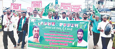 ಹುಣಸೂರು ನಗರದಲ್ಲಿ ರೈತ ಸಂಘದ ವತಿಯಿಂದ ವಿದ್ಯುತ್ ವಿತರಣೆಯ ಪರವಾನಗಿಯನ್ನು ಖಾಸಗಿಯವರಿಗೆ ನೀಡುವುನ್ನು ವಿರೋಧಿಸಿ ಪ್ರತಿಭಟನೆ ನಡೆಸಿದರು. ಹೊಸೂರು ಕುಮಾರ್, ಸತೀಶ್, ಬಸವರಾಜೇಗೌಡ, ಅಗ್ರಹಾರ ರಾಮೇಗೌಡ, ಬೆಂಕಿಪುರ ಚಿಕ್ಕಣ್ಣ ಇತರರಿದ್ದರು.