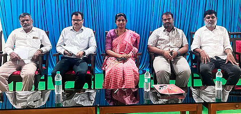 ಹುಣಸೂರು ನಗರದ ಅಂಬೇಡ್ಕರ್ ಭವನದಲ್ಲಿ ಆಯೋಜಿಸಿದ್ದ ಬಿಎಲ್‌ಎಗಳ ತರಬೇತಿ ಕಾರ್ಯಾಗಾರದಲ್ಲಿ ಉಪವಿಭಾಗಾಧಿಕಾರಿ ಕೆ.ವಿ.ಕಾವ್ಯಾರಾಣಿ ಮಾತನಾಡಿದರು. ತಹಸೀಲ್ದಾರ್ ಜೆ.ಮಂಜುನಾಥ್,  ಬಿಎಲ್‌ಎಗಳಾದ ಸತೀಶ್ ಪಾಪಣ್ಣ, ರವಿ, ಕಿರಣ್‌ಕುಮಾರ್ ಇದ್ದರು.