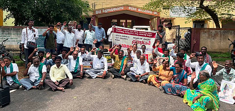 ಹುಣಸೂರು ನಗರದ ಕ್ಷೇತ್ರ ಶಿಕ್ಷಣಾಧಿಕಾರಿಗಳ ಕಚೇರಿ ಆವರಣದ ಮುಂಭಾಗ ಕೆಪಿಎಸ್-ಮ್ಯಾಗ್ನೆಟ್ ಶಾಲೆಗಳ ಆರಂಭವನ್ನು ವಿರೋಧಿಸಿ ರೈತರು ವಿವಿಧ ಪ್ರಗತಿಪರ ಂಘಟನೆಗಳ ಸದಸ್ಯರು ಪ್ರತಿಭಟನೆ ನಡೆಸಿದರು. ಹೊಸೂರು ಕುಮಾರ್, ವಿಷಕಂಠಪ್ಪ, ಧನಂಜಯ, ಅತ್ತಿಕುಪ್ಪೆ ರಾಮಕೃಷ್ಣ, ಚಿಕ್ಕಹುಣಸೂರು ರಾಜು, ಸ್ವಾತಿ ಇತರರಿದ್ದಾರೆ.