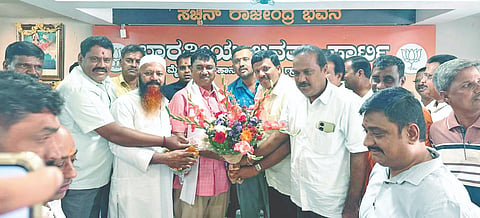 ಹುಣಸೂರು ಬಿಜೆಪಿ ಘಟಕದ ವತಿಯಿಂದ ನೂತನವಾಗಿ ಆಯ್ಕೆಯಾದ ವಿಧಾನಪರಿಷತ್ ಸದಸ್ಯ ರಘು ಕೌಟಿಲ್ಯ ಅವರನ್ನು ಸನ್ಮಾನಿಸಲಾಯಿತು. ಕಾಂತರಾಜು, ಬಿಳಿಕೆರೆ ಪ್ರಸನ್ನ, ದೇವರಹಳ್ಳಿ ಸೋಮಶೇಖರ್, ರಾಮಚಂದ್ರ ಇತರರು ಇದ್ದರು.